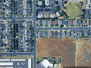 530-532 NE Larch Ave in Redmond, OR - Building Photo - Building Photo