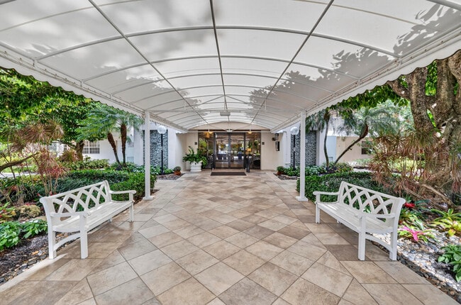 3499 Oaks Way in Pompano Beach, FL - Building Photo - Building Photo