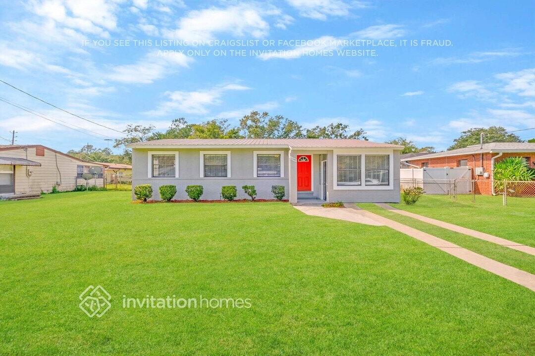 6346 Commodore Dr in Jacksonville, FL - Foto de edificio