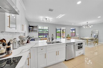 10072 NW 87th Terrace in Doral, FL - Building Photo - Building Photo