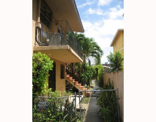 2155 NW 19th Ter in Miami, FL - Foto de edificio - Building Photo