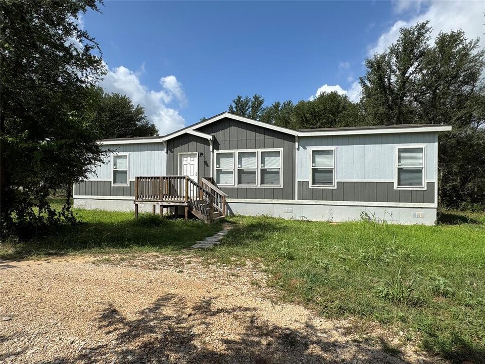 685 Eileens Way in Dale, TX - Building Photo