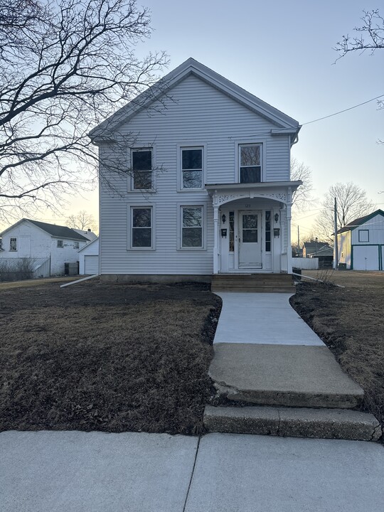 123 S Madison St, Unit 2 in Evansville, WI - Building Photo