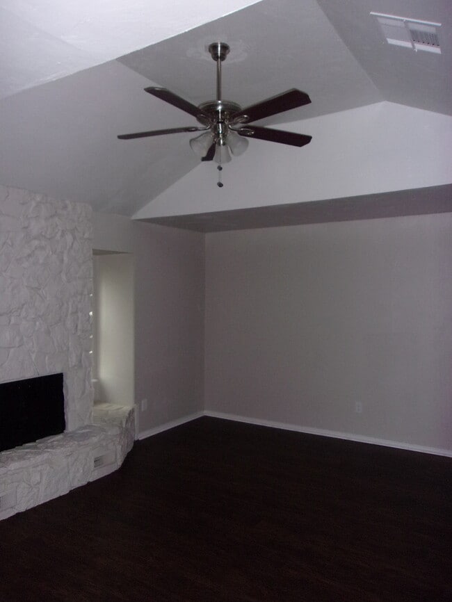 2000 Lanesboro Dr in The Village, OK - Building Photo - Building Photo