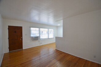 10924 Camarillo St in Los Angeles, CA - Building Photo - Building Photo