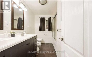 570 Louis Dr in Mississauga, ON - Building Photo - Building Photo