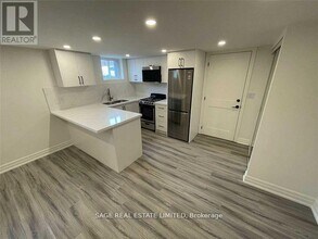 1084 Avenue Rd in Toronto, ON - Building Photo - Building Photo