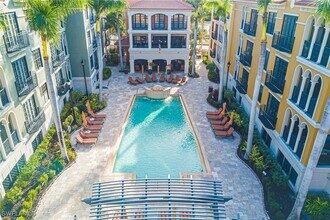 8010 Via Sardinia St in Estero, FL - Foto de edificio - Building Photo