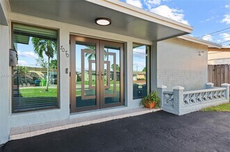 7070 NW 21st St in Sunrise, FL - Building Photo - Building Photo