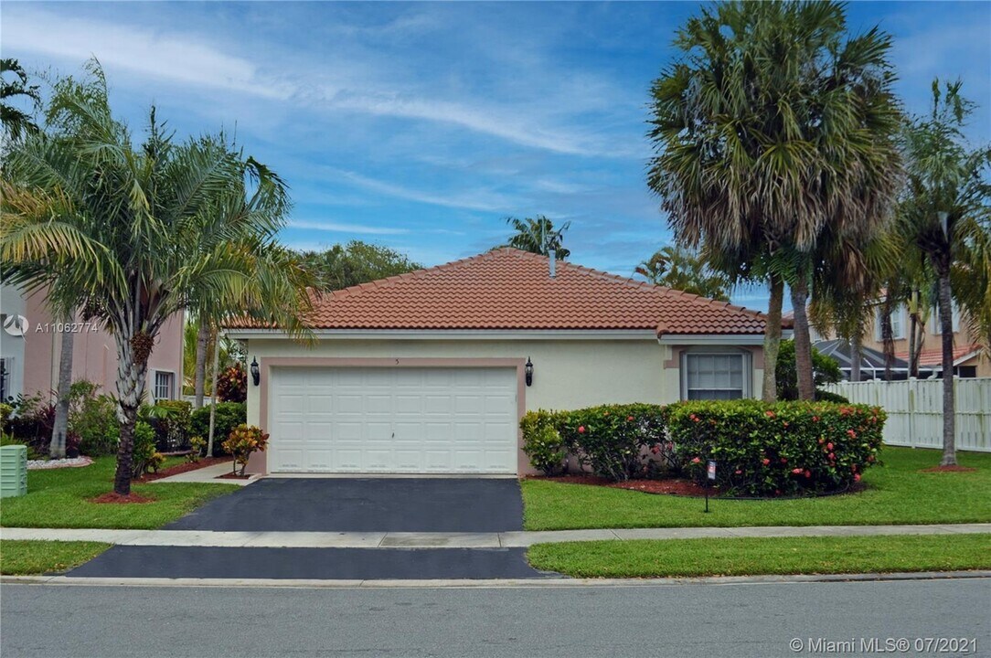 5 Gables Blvd in Weston, FL - Building Photo