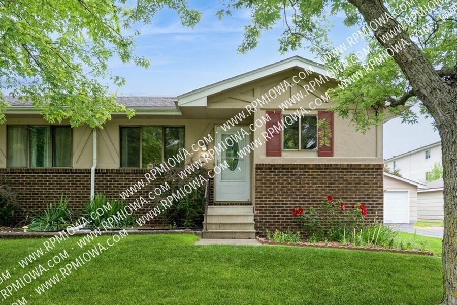 2104 NW 10th St in Ankeny, IA - Building Photo