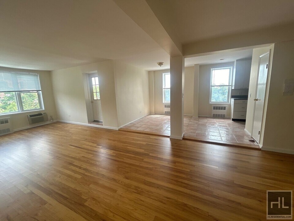 GRAND CENTRAL PARKWAY in Queens, NY - Building Photo