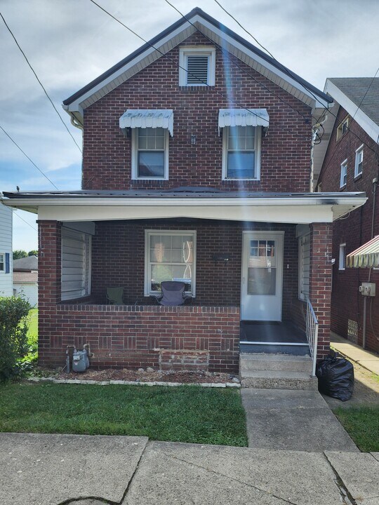 528 Roup St in Tarentum, PA - Building Photo