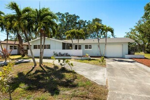 5738 SW 1st Ct in Cape Coral, FL - Building Photo
