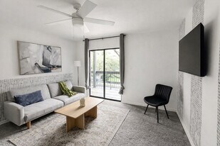 1002 Clayton Ln, Unit SI ID1507059P in Austin, TX - Building Photo