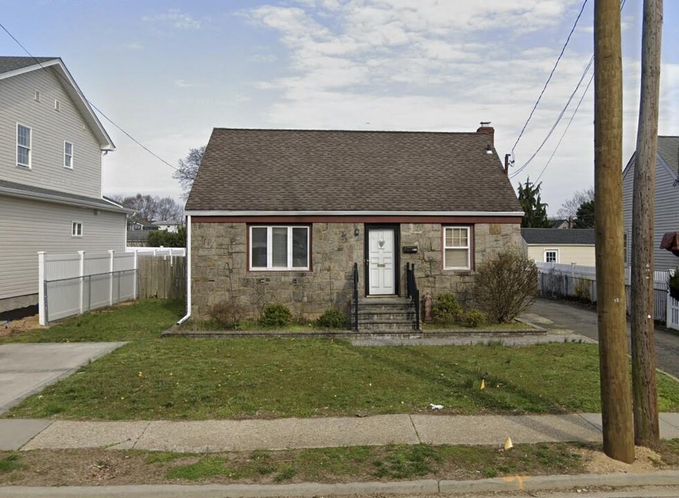 1433 Bellmore Rd in North Bellmore, NY - Foto de edificio