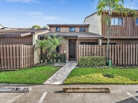 4182 S Pine Island Rd, Unit TOWNHOUSE in Davie, FL - Building Photo