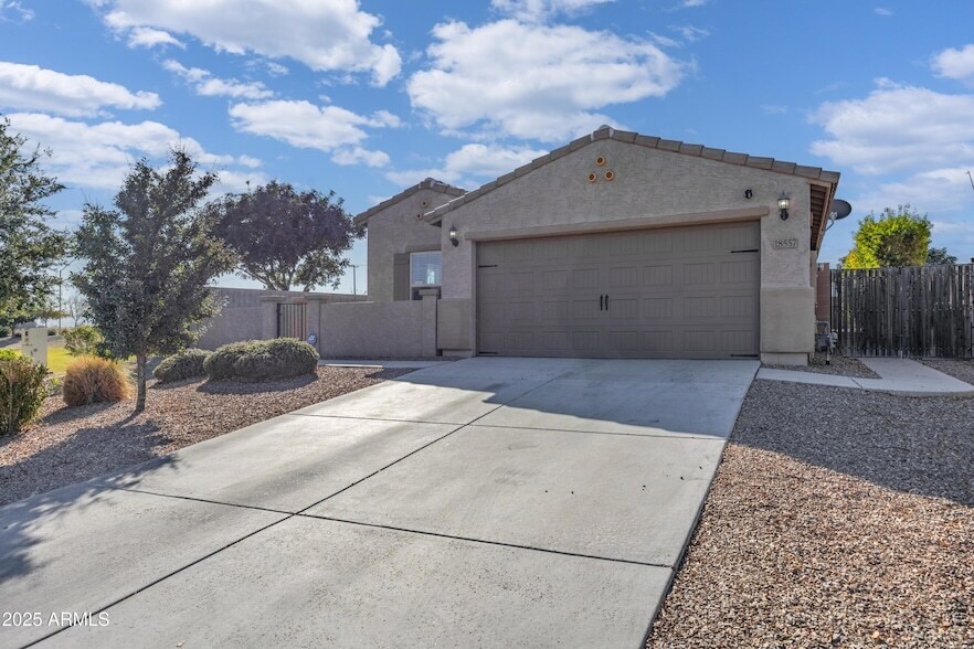 18557 W Pueblo Ave in Goodyear, AZ - Foto de edificio