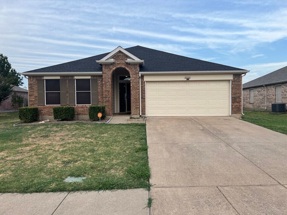 1510 Shady Shores Dr in Glenn Heights, TX - Foto de edificio