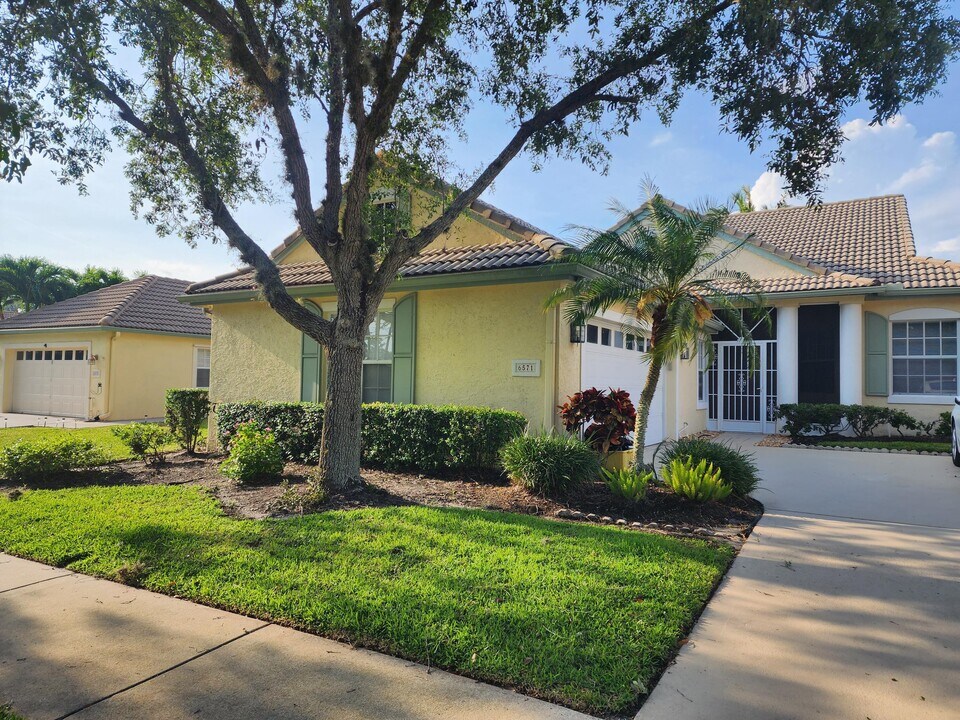6571 SE Twin Oaks Cir in Stuart, FL - Building Photo