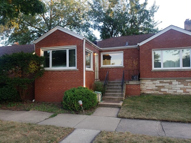 9101 S Paxton Ave in Chicago, IL - Building Photo - Building Photo