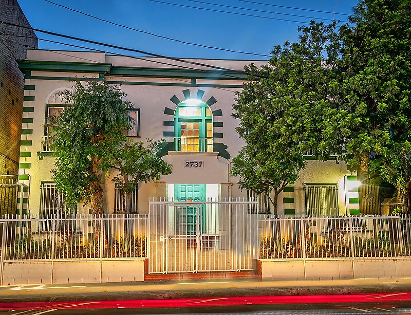 2737 San Marino St in Los Angeles, CA - Building Photo