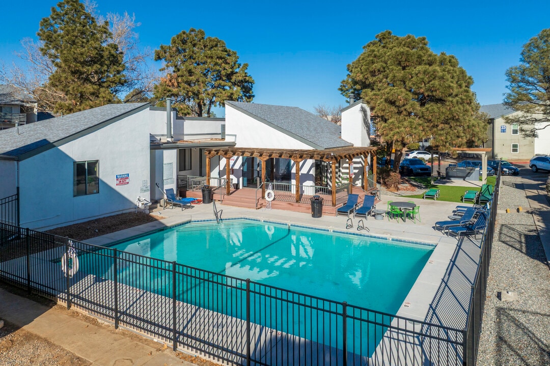 Pinewood Estates in Albuquerque, NM - Foto de edificio