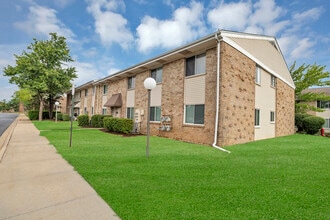1705 Robin Cir in Hoffman Estates, IL - Building Photo - Building Photo