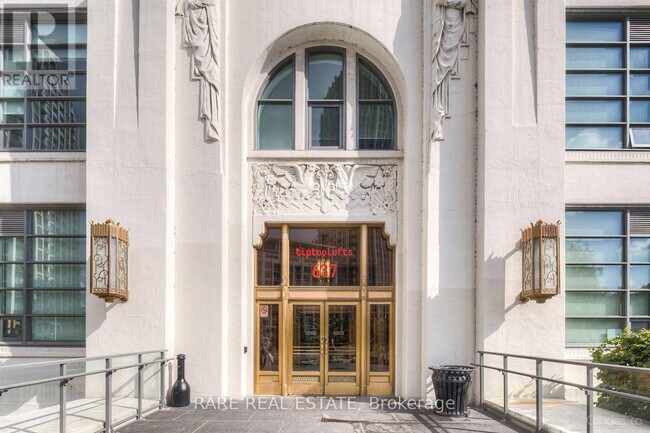637-637 Lake Shore Blvd W in Toronto, ON - Building Photo - Building Photo