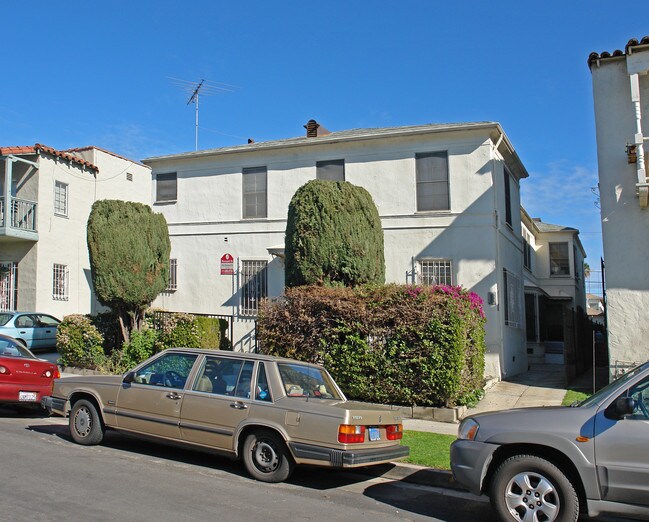 324 N Genesee Ave in Los Angeles, CA - Foto de edificio - Building Photo