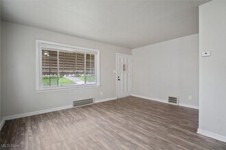 5337 Hollywood Ave in Maple Heights, OH - Building Photo - Building Photo