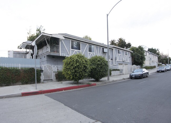 342-343 N Dillon St in Los Angeles, CA - Building Photo - Building Photo