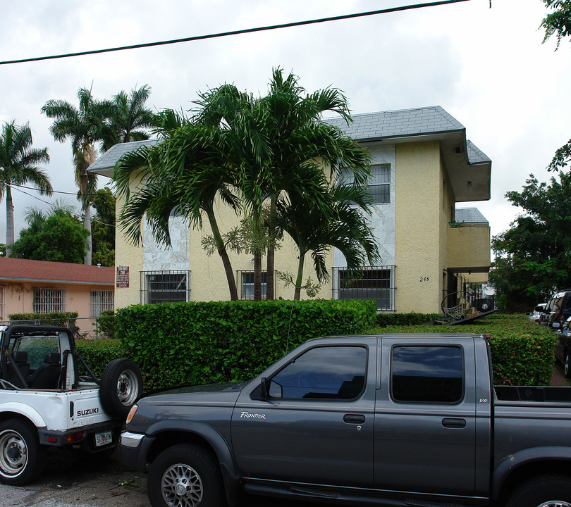 245 SW 11th St in Miami, FL - Building Photo