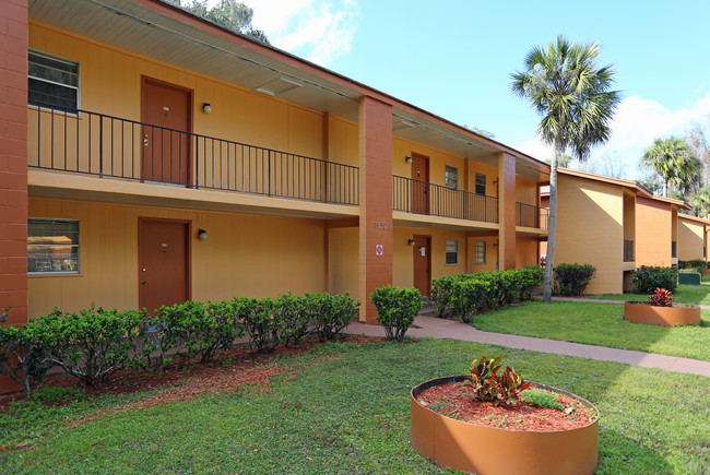 Palm Lake Apartments in Ocala, FL - Foto de edificio - Building Photo