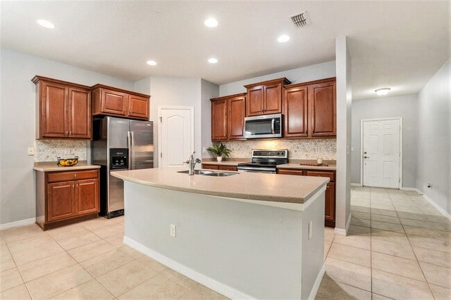 2803 Winglewood Cir in Lutz, FL - Building Photo - Building Photo