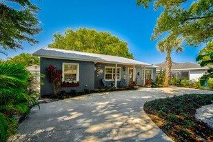 426 Eagles Nest Ln in Sarasota, FL - Building Photo