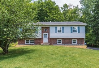 5 Boxwood Close in Hopewell Junction, NY - Building Photo - Building Photo