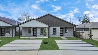 9808 Nedwald St in Houston, TX - Building Photo