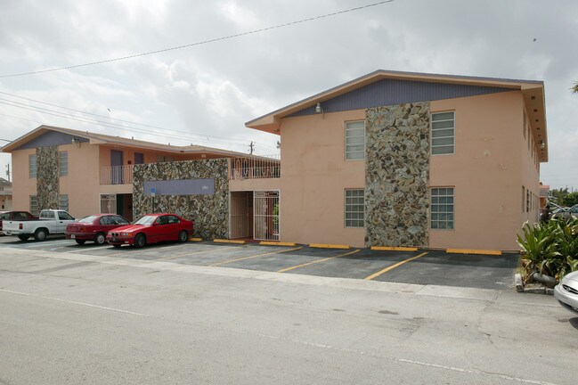 190 W 12th St in Hialeah, FL - Foto de edificio - Building Photo
