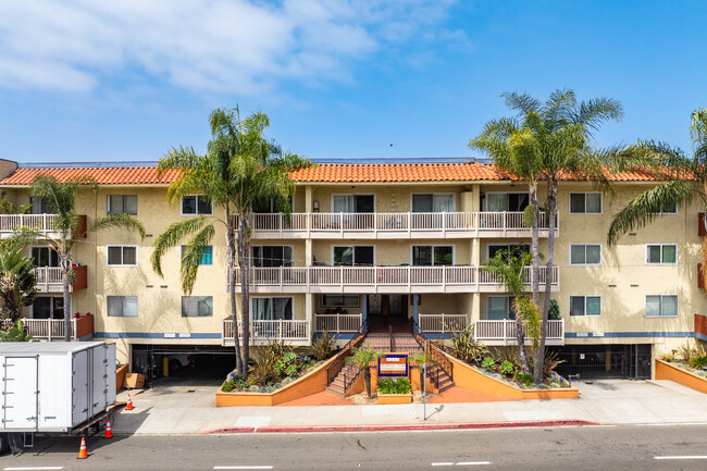 1707 Pacific Coast Hwy in Hermosa Beach, CA - Building Photo - Building Photo