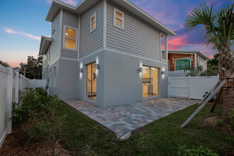 2068 Roselawn in Sarasota, FL - Building Photo - Building Photo