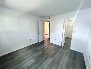 350 Palm Cir W in Pembroke Pines, FL - Foto de edificio - Building Photo