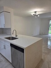 1537 Barcelona Way in Weston, FL - Foto de edificio - Building Photo