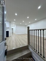 31 Bailey Crescent in Aurora, ON - Building Photo