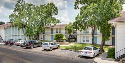 Whispering Oaks Apartments in Lafayette, LA - Building Photo - Building Photo