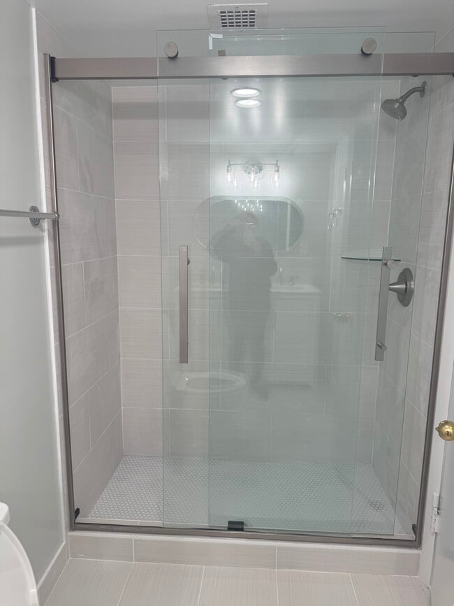 7505 Democracy Blvd, Unit 125 in Bethesda, MD - Foto de edificio - Building Photo