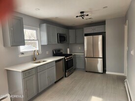 883 Roundtree Dr in Toms River, NJ - Building Photo