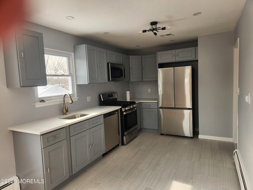 883 Roundtree Dr in Toms River, NJ - Building Photo