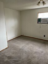 315 W Pine St in Phillipsburg, MO - Building Photo