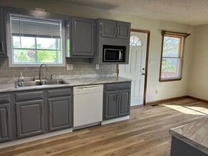 304 Old Stage Rd in Gray, TN - Building Photo - Building Photo